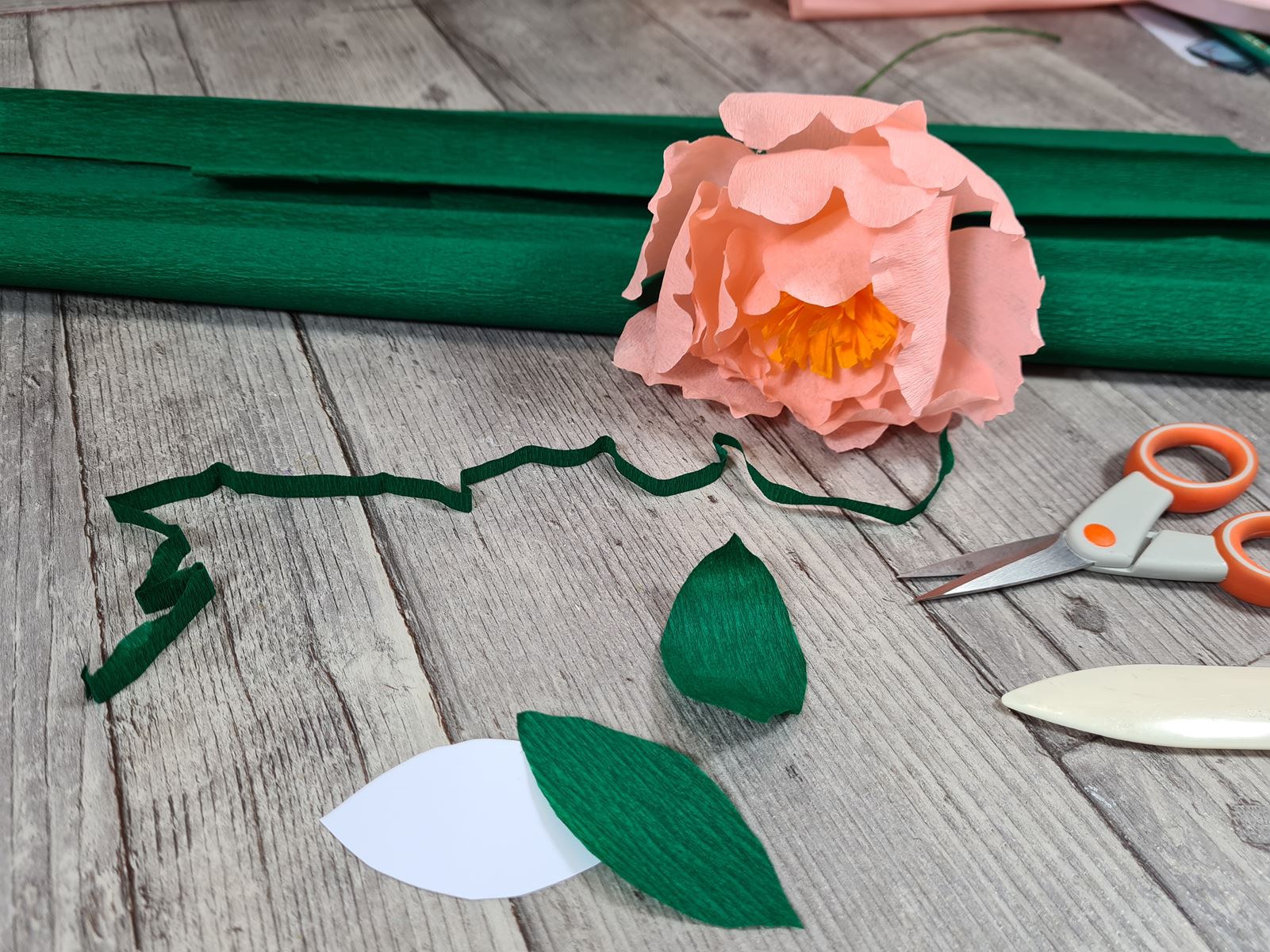 fabriquer-fleur-pivoine-en-papier-crépon-shabby-réaliste-bouquet-diy-facile-déco